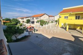 APARTMANSKA KUĆA S 5 APARTMANA, 170 M OD MORA, VIR - ZADAR, Vir, House