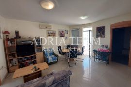 AKCIJA!! APARTMAN U PRIZEMLJU STAMBENE ZGRADE - DRAGE, Pakoštane, Appartamento