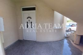 AKCIJA!! APARTMAN U PRIZEMLJU STAMBENE ZGRADE - DRAGE, Pakoštane, Appartment