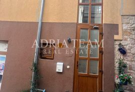 KUĆA U NIZU S APARTMANOM I POSLOVNIM PROSTOROM, IZVRSNA LOKACIJA I INVESTICIJA - PIROVAC, CENTAR, Pirovac, House