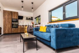 APARTMANI U URBANOJ VILI S BAZENOM, 250 m OD MORA, VIR - ZADAR, Vir, Διαμέρισμα