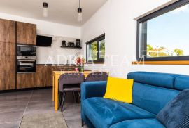 APARTMANI U URBANOJ VILI S BAZENOM, 250 m OD MORA, VIR - ZADAR, Vir, Wohnung