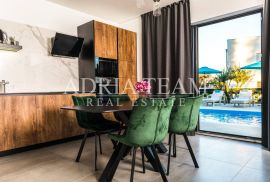 APARTMANI U URBANOJ VILI S BAZENOM, 250 m OD MORA, VIR - ZADAR, Vir, Appartamento