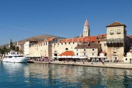 Trogir - stara kamena kuća uz more za renovaciju, Trogir, Casa