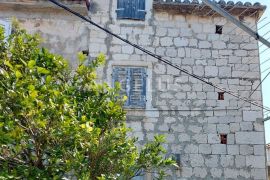 Trogir - stara kamena kuća uz more za renovaciju, Trogir, Дом