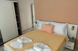 CRIKVENICA, SELCE- kuća s 4 apartmana na 30 metara od mora, Crikvenica, بيت