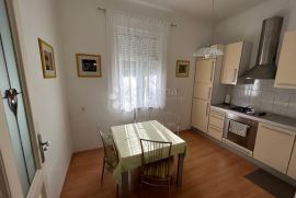 Stan u A/U vili, sa zasebnom garsonjerom 100 m do mora !, Lovran, Appartment