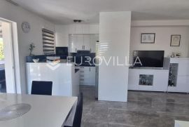 Okrug Gornji, dvosoban stan u prizemlju sa dva apartmana u suterenu, Okrug, Appartment