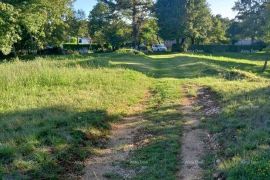 Građevinsko zemljište Prodaje se građevinsko zemljište blizu Pazina, Pazin, Land