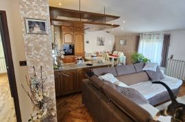 Kuća sa prostranom okućnicom 250 m od mora, Umag,okolica, Istra, Umag, House