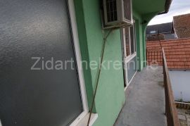 Šimanovci, stambeno poslovni objekat 418m2, 24 ara, Pećinci, House