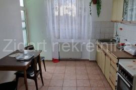 Šimanovci, stambeno poslovni objekat 418m2, 24 ara, Pećinci, House