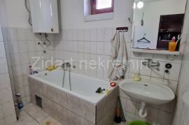 Šimanovci, stambeno poslovni objekat 418m2, 24 ara, Pećinci, House