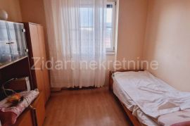 Šimanovci, stambeno poslovni objekat 418m2, 24 ara, Pećinci, House