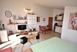 Vodice-Dvije garsonijere  , 700 m od plaže, Vodice, Apartamento