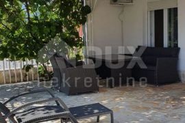 NOVI VINODOLSKI - kuća u mirnom predjelu s 5 apartmana, Novi Vinodolski, Maison