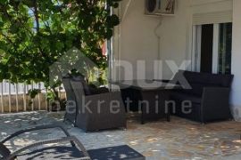 NOVI VINODOLSKI - kuća u mirnom predjelu s 5 apartmana, Novi Vinodolski, Дом