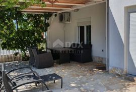 NOVI VINODOLSKI - kuća u mirnom predjelu s 5 apartmana, Novi Vinodolski, House