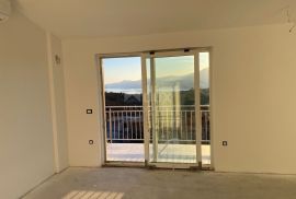 RIJEKA, MARINIĆI - 2 stana u novogradnji s pogledom na more + okućnica!!! PRILIKA!!!, Viškovo, Apartamento