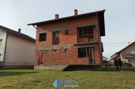 KUĆA - GRADIŠKA - 300m2, Gradiška, House