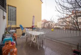 PRILIKA! Apartmanska kuća u Rovinju 600 m od mora, Rovinj, Haus