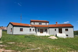 Villa u Rovinjskom Selu, ROH BAU 550 m2, sa okućnicom od 3521 m2, Rovinj, Kuća