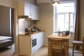 Stan u centru podijeljen u dvije stambene jedinice, Rijeka, Apartamento