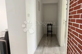 Kuća s tri apartmana u Premanturi, Medulin, Kuća