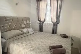 Kuća s tri apartmana u Premanturi, Medulin, Kuća