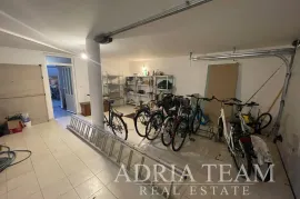 KUĆA S 10 APARTMANA, POGLED NA MORE - PETRČANE, Zadar - Okolica, House