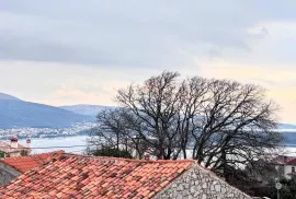 OTOK KRK,KORNIĆ kuća u nizu sa garažom i dvorištem, Krk, بيت