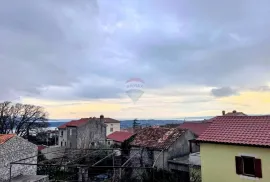 OTOK KRK,KORNIĆ kuća u nizu sa garažom i dvorištem, Krk, بيت