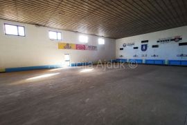 Imotski poslovni objekt 635 m2 sa zemljištem 1950 m2, Imotski, Propiedad comercial