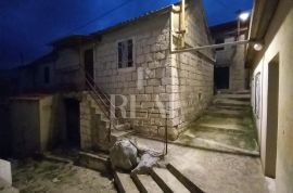 Starina katnica 90m2 + prizemnica 50m2 na otoku Čiovu, Okrug Donji, Trogir, Famiglia