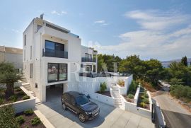 Eksluzivna villa sa bazenom,370 m2,S+P+2,garaža,pogled na more, Trogir, Famiglia