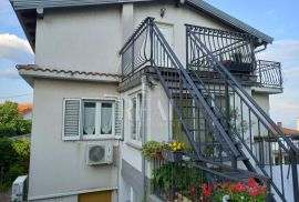 Prodaja dvije etaže u kući na Donjem Zametu s garažom, poslovnim prostorom i parkingom, Rijeka, Kuća