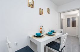 Garsonijera u prizemlju s terasom, centar Pule, Pula, Appartement