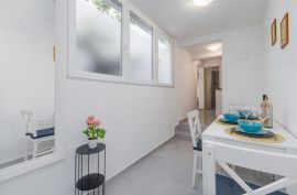 Garsonijera u prizemlju s terasom, centar Pule, Pula, Apartamento