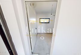 Novogradnja - stan s 3 spavaće sobe u blizini mora, krovna terasa, Poreč, Appartment