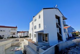 OTOK KRK, ŠILO - Apartman na prvom katu sa zajedničkim bazenom, Dobrinj, Flat