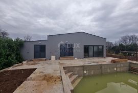 ISTRA, REBIĆI -Kuća sa bazenom i garažom na mirnoj lokaciji!, Barban, Famiglia