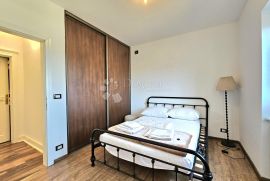 Umag, prostrani dvoetažni stan s okućnicom, Umag, Appartement