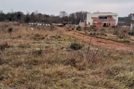 Poljoprivredno zemljište Prodaje se poljoprivredno zemlište u Krnici, Marčana, Γη