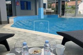 Klek - Vila 417m2 sa zatvorenim bazenom u blizini plaže! 660000€, Slivno, House