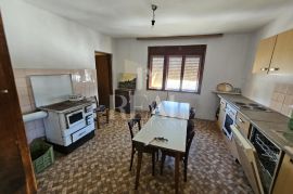 Idealno za OPG-Kuća 100 m2,dvije gospodarske zgrade,garaža,5700 m2 okućnice, Gospić - Okolica, Kuća