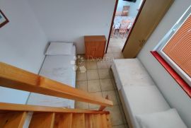 Kuća sa 7 apartmana, konobom i bazenom na 300 metara od mora, Novalja, House