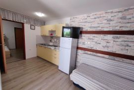 Kuća sa 7 apartmana, konobom i bazenom na 300 metara od mora, Novalja, Дом