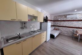 Kuća sa 7 apartmana, konobom i bazenom na 300 metara od mora, Novalja, House