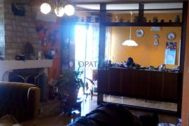 Opatija - etaža zgrade sa potkrovljem (pogled), parking, centar Opatije, Opatija, Apartamento