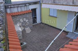 APARTMAN SA VRTOM I KONOBOM, Malinska-Dubašnica, Kвартира